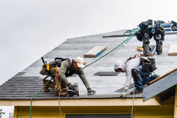 Professional Roofing technician working in Saratoga, CA